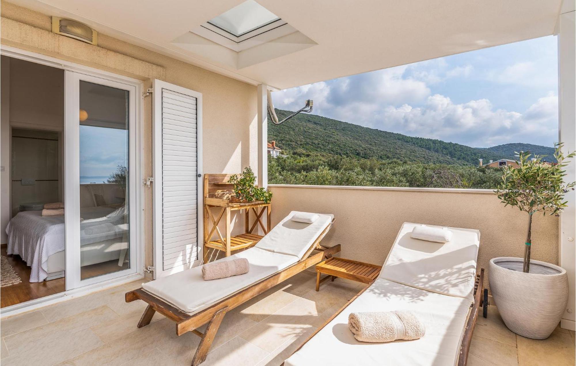 Beautiful Home In Martinscica With Wifi Buitenkant foto